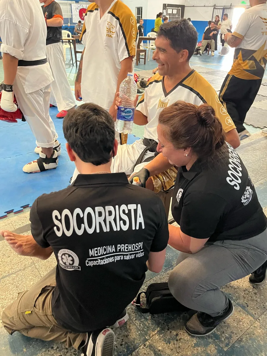 Práctica de socorrismo en un taller presencial